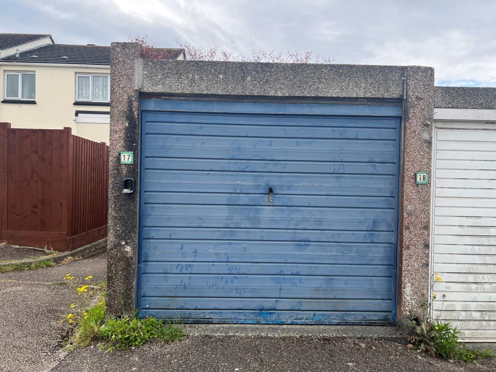 Lot: 12 - VACANT LOCK-UP GARAGE IN RESIDENTIAL LOCATION - Garage en bloc with up and over door